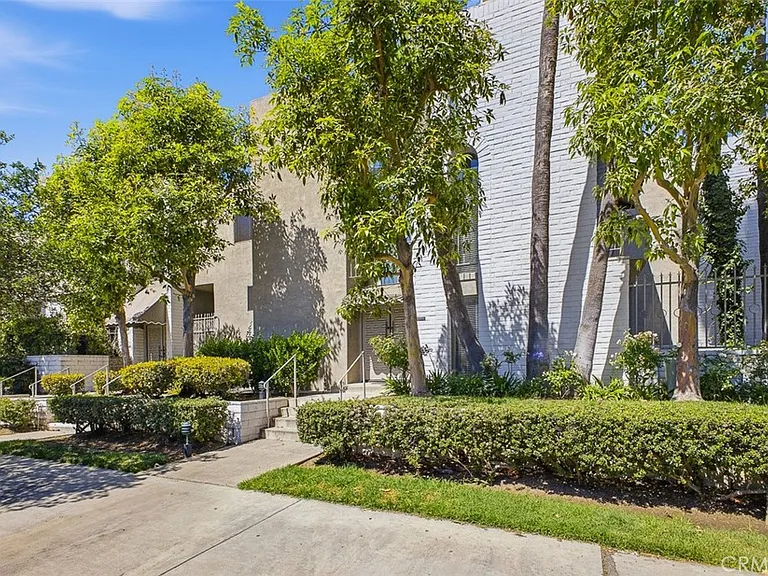 5305 White Oak Ave #D — Photo 1