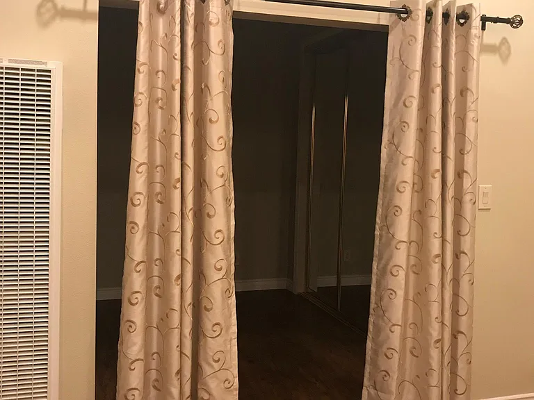 looking toward bedroom entry