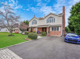 27 Debbie Lee Ln, Bohemia, NY 11716