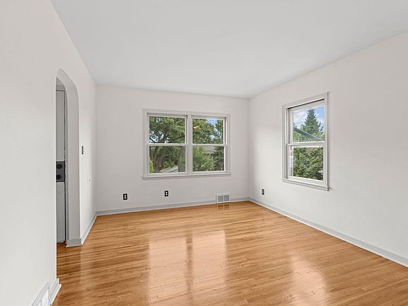 4th image of 506 Wyoming St E