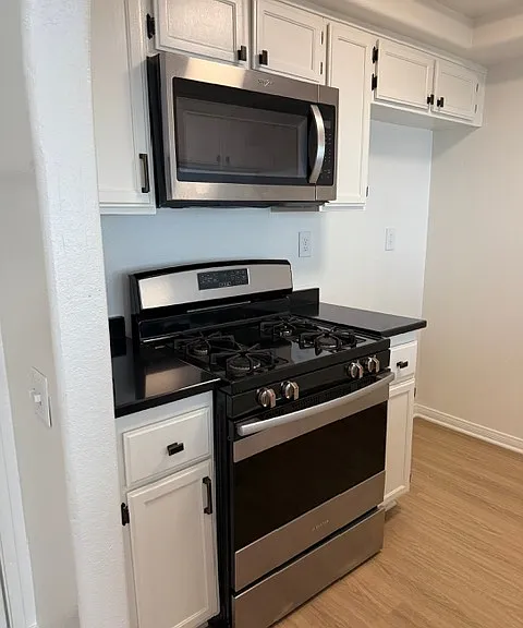 Canoga Luxury Apartments — Photo 15