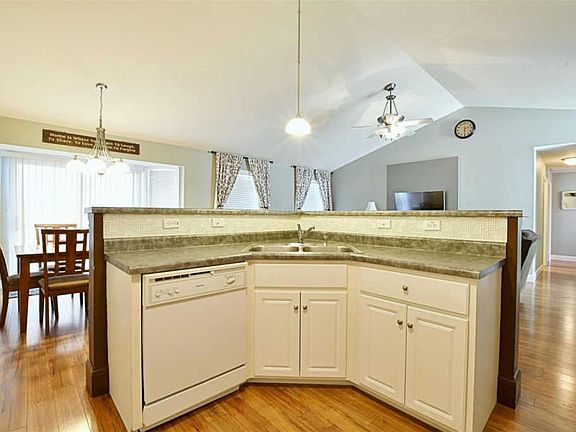 3rd image of 804 Burns Ct
