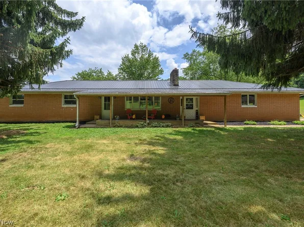 6091 Mills Dr SE, Uhrichsville, OH 44683