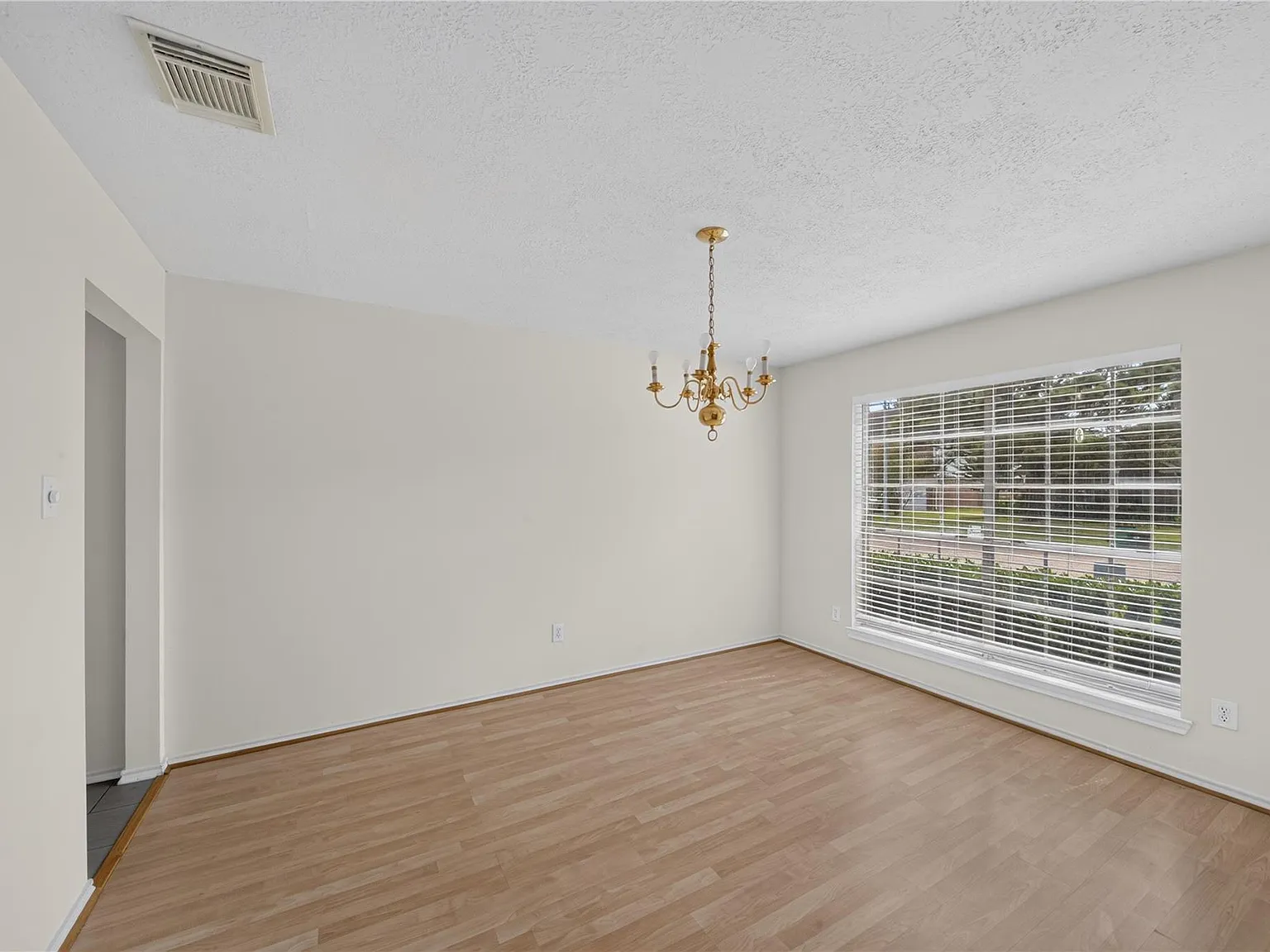 4 bed, 2.5 bath, 2723 sqft, $2,200 — Photo 4