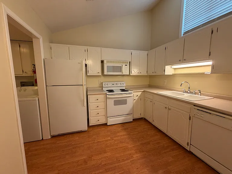 41 Greenside Ln — Photo 1
