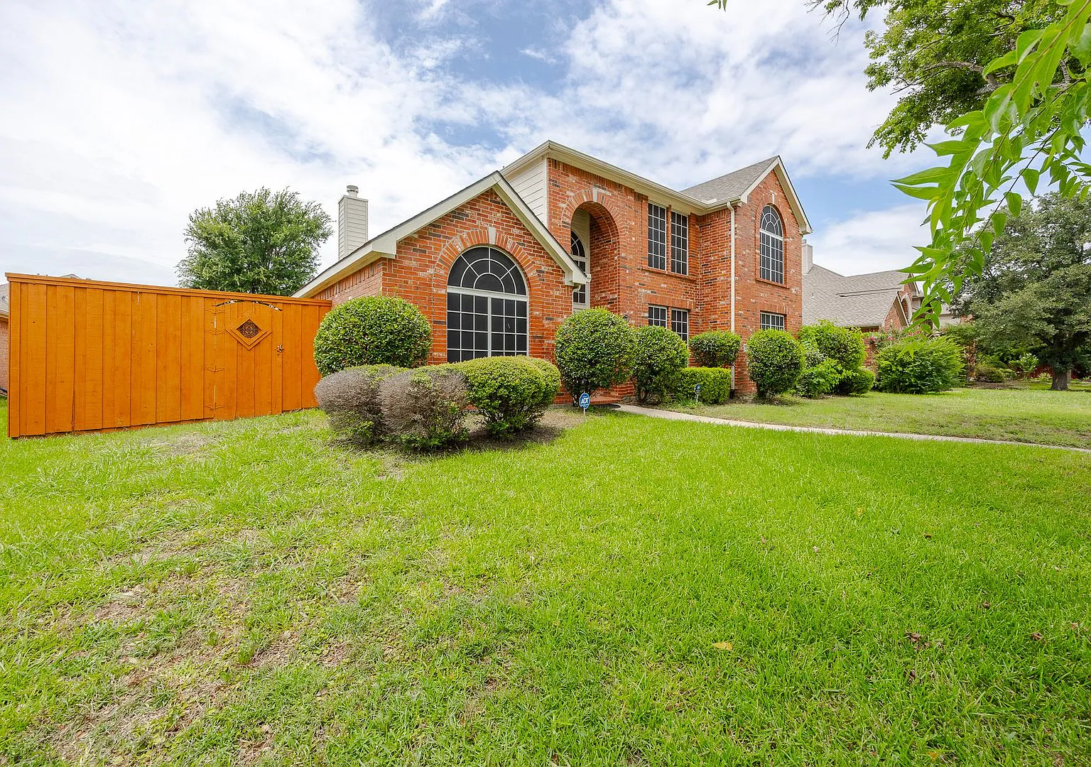 Discover comfort and elegance in this beautifully updated 4-bedroom, 3-bathroom home with 3,476 s... — Photo 3