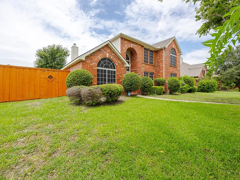 3103 Kingsbury Dr — Photo 3