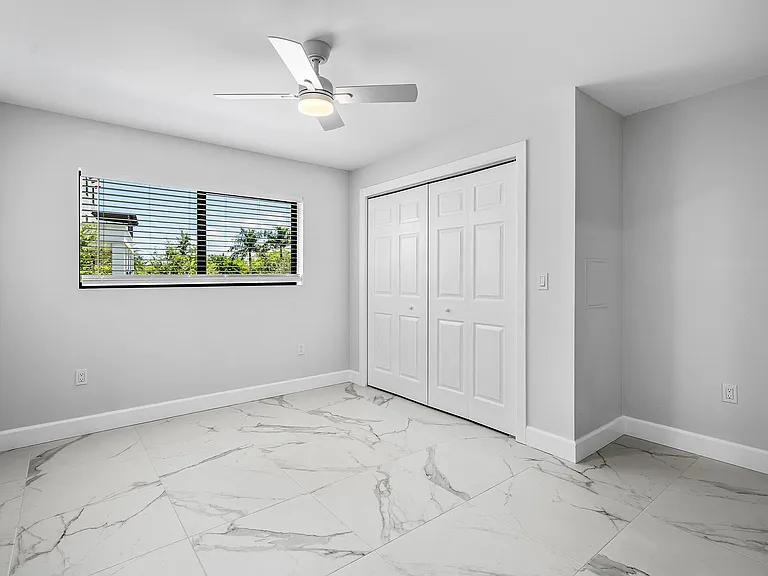 240 SW 7th St #11 — Photo 19