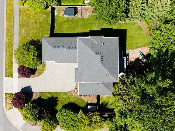 2nd image of 800 Spieden Place