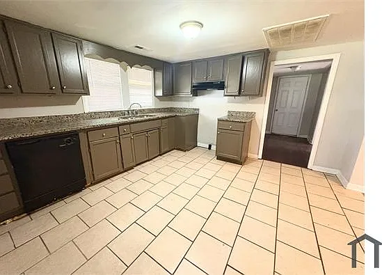 3 bed, 878 sqft, $1,200 — Photo 4