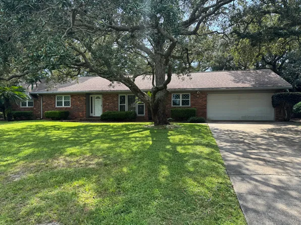 22 Country Club Rd, Shalimar, FL 32579