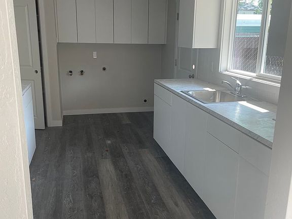 4th image of 1015 Park Ave NE #1015