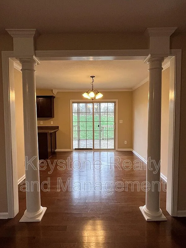 3 bed, 2.5 bath, 1906 sqft, $1,895 — Photo 3