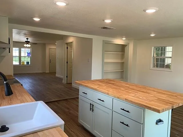 3 bed, 2.0 bath, 1442 sqft, $2,000 — Photo 4