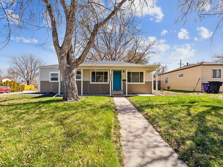 2060 S Irving St — Photo 1
