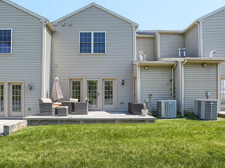 690 Stoverdale Rd — Photo 34