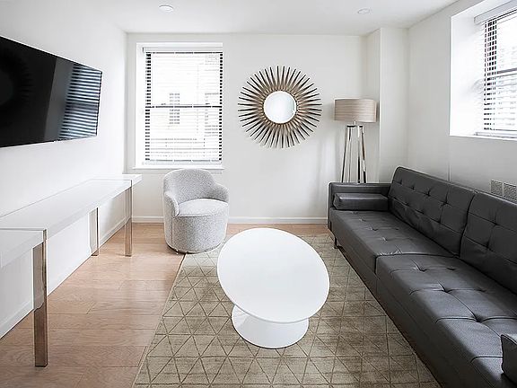 3rd image of 150 W 51st St APT 1918