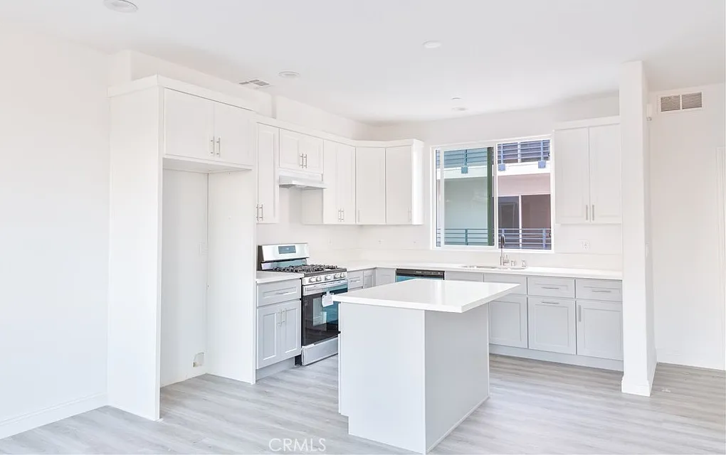 4 bed, 2438 sqft, $4,850 — Photo 2