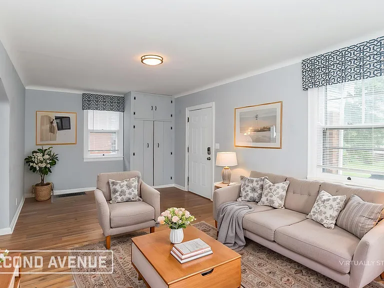 1522 Kinney Ave — Photo 2