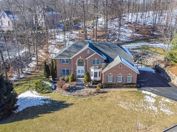 140 Fountain Dr, Ringwood Boro, NJ 07456