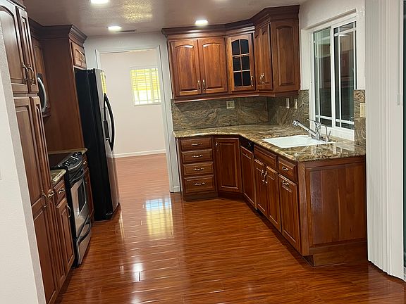 4th image of 16293 Mount Dana Cir
