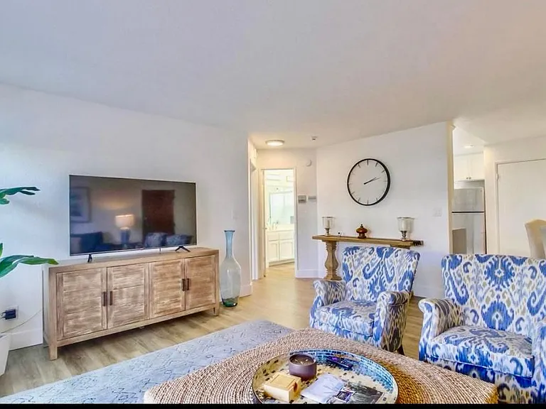 374 Orange Ave #B — Photo 2
