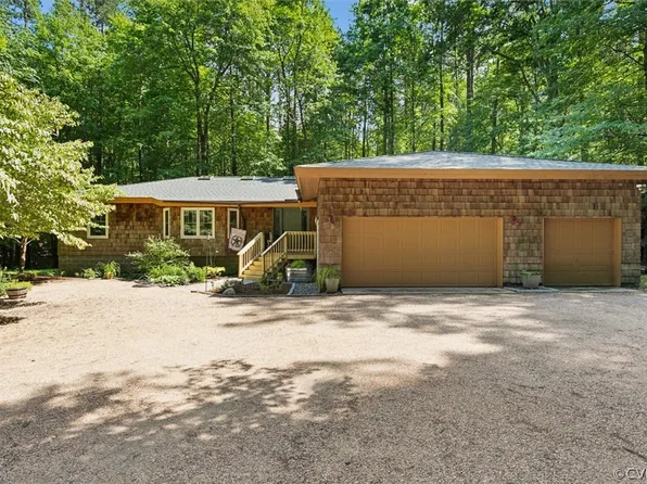 1466 River Run Dr, Hartfield, VA 23071