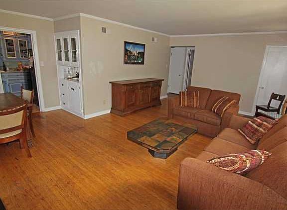 3rd image of 5614 Primrose Ave