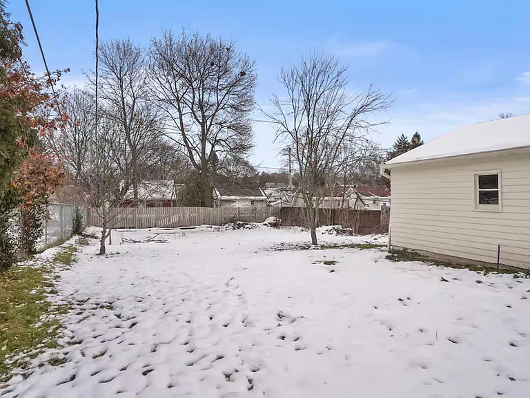 1053 N Main St — Photo 5