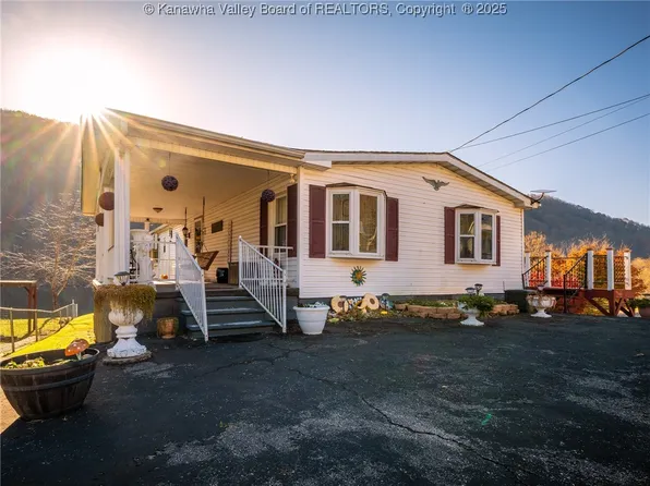 3102 Maple St, Shrewsbury, WV 25015