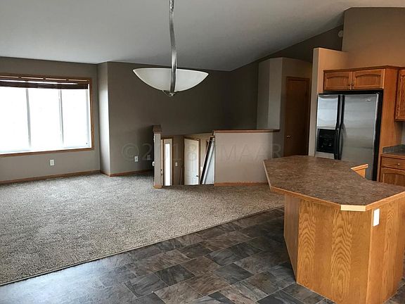 4th image of 1118 39th Ave W