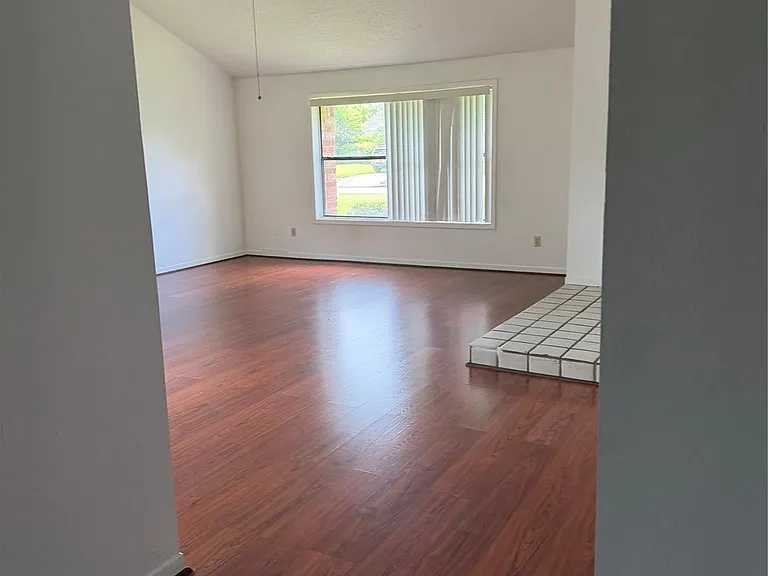 2926 Colony Dr — Photo 10