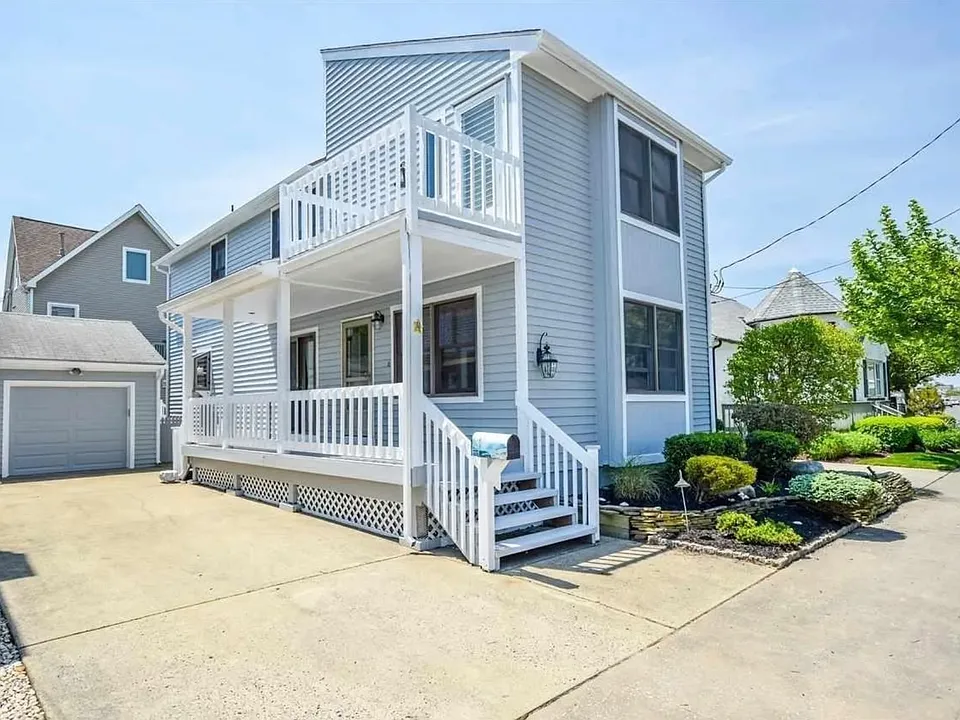 4 S Iroquois Ave