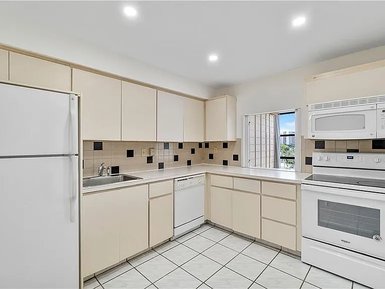 1000 Parkview Dr #507 — Photo 9
