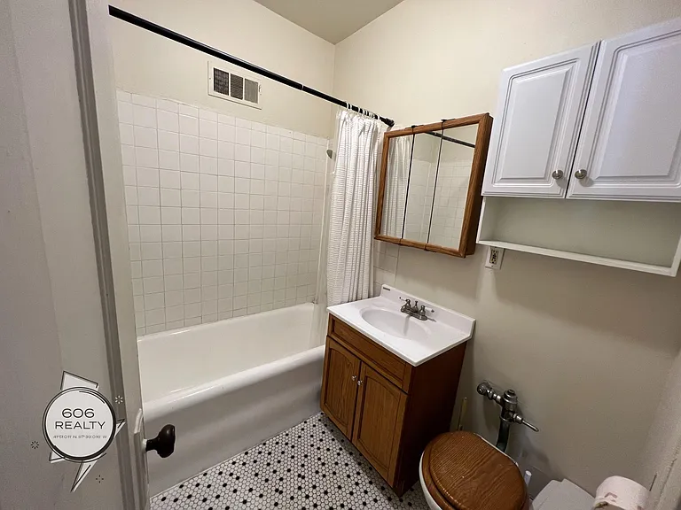 Bright and Sunny Forest Park Apts! — Photo 19