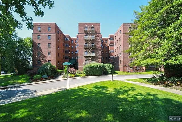 2333 Hudson Ter #E3