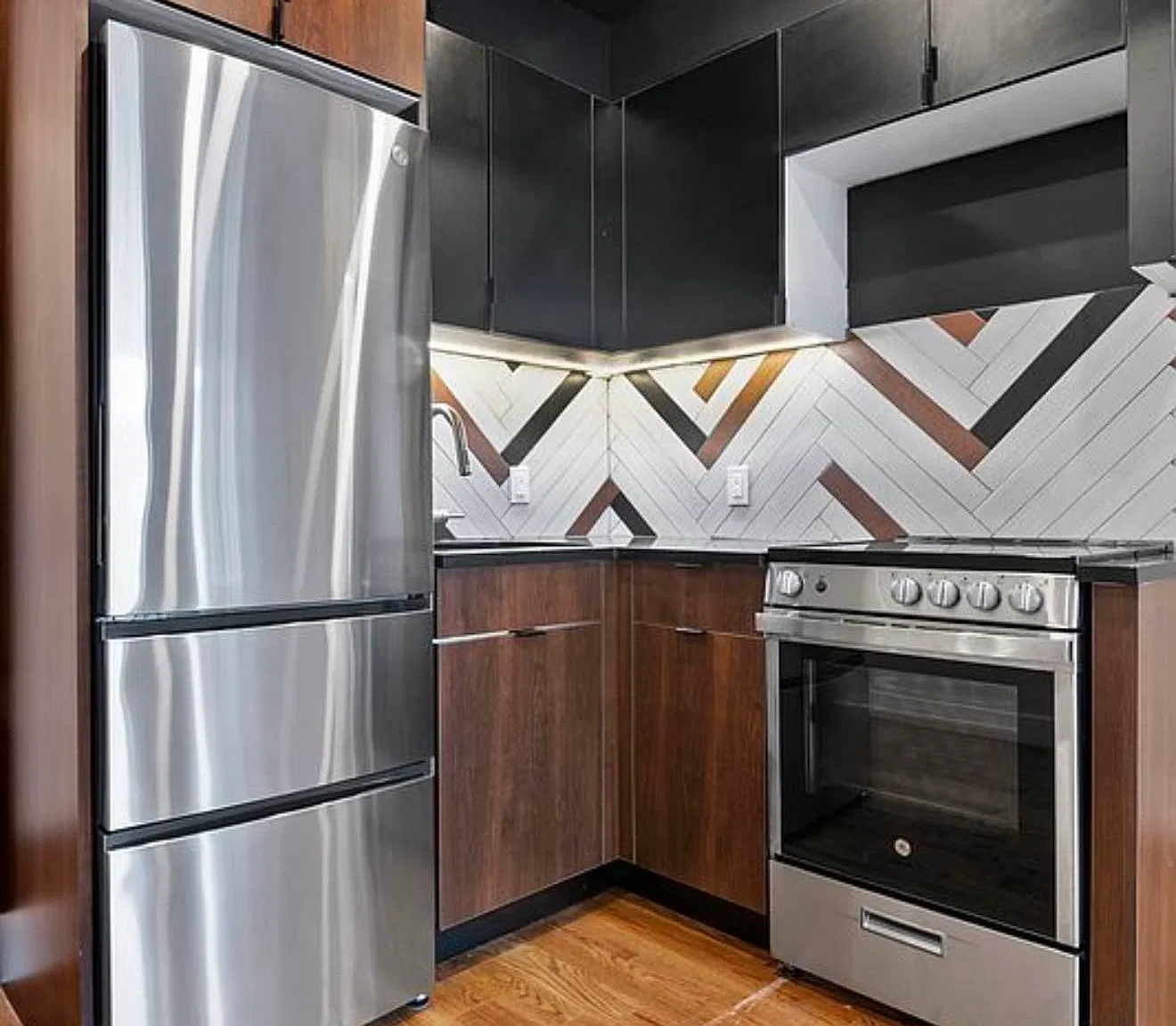550 Van Buren Street — Photo 4