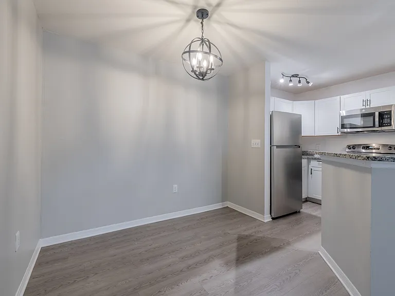 Royal Point Apartments — Photo 19