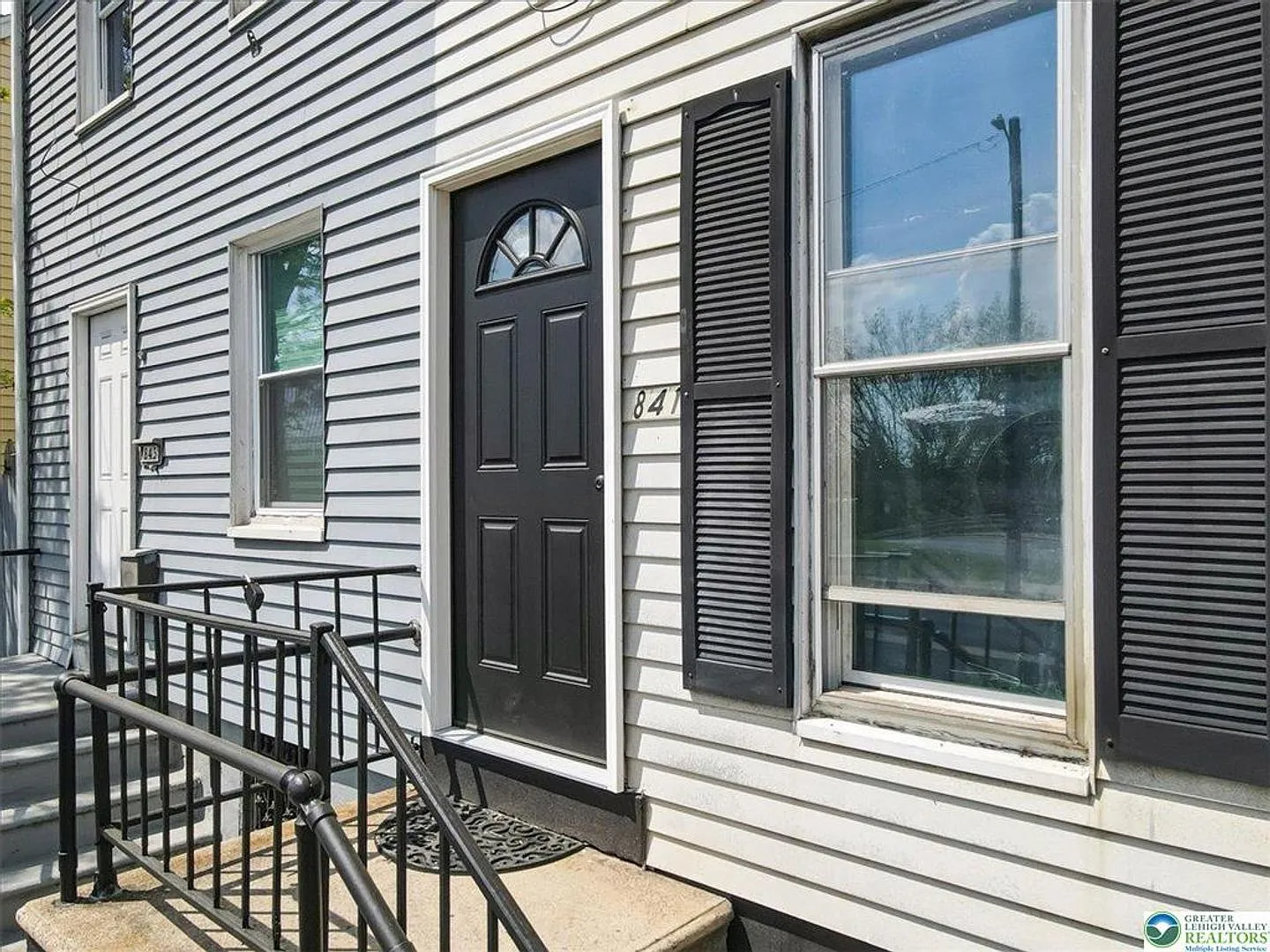 Beautifully updated 3-bedroom home in Allentown, PA, offering spacious living with modern finishes. — Photo 2