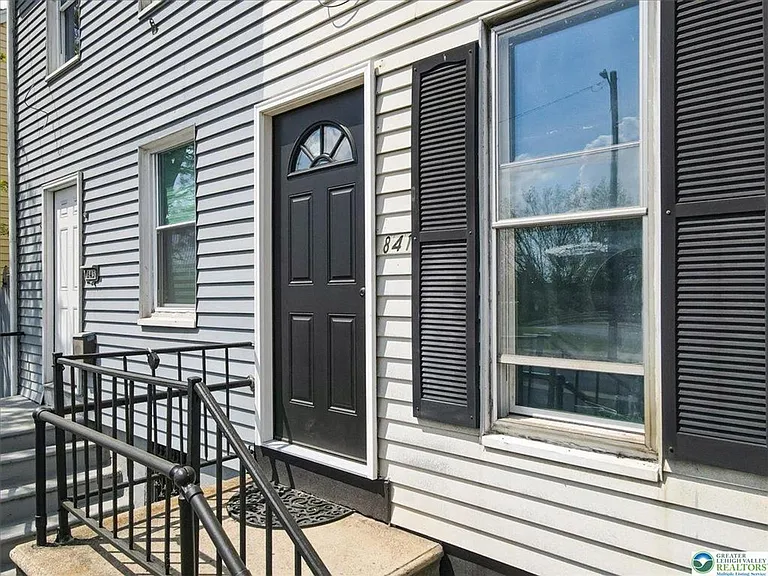 841 Jackson St — Photo 2