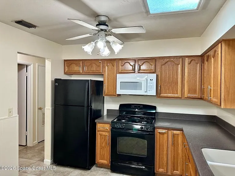 680 Birchwood Ln — Photo 9