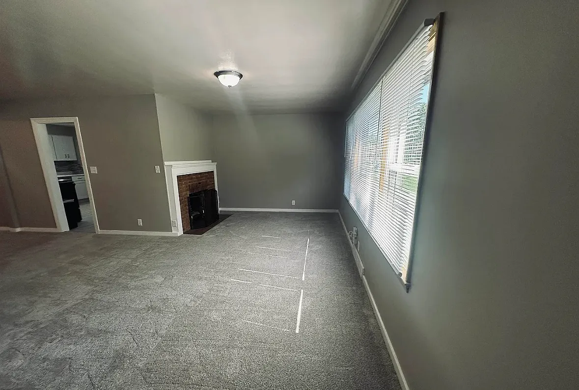 3 bed, 2155 sqft, $2,330 — Photo 2