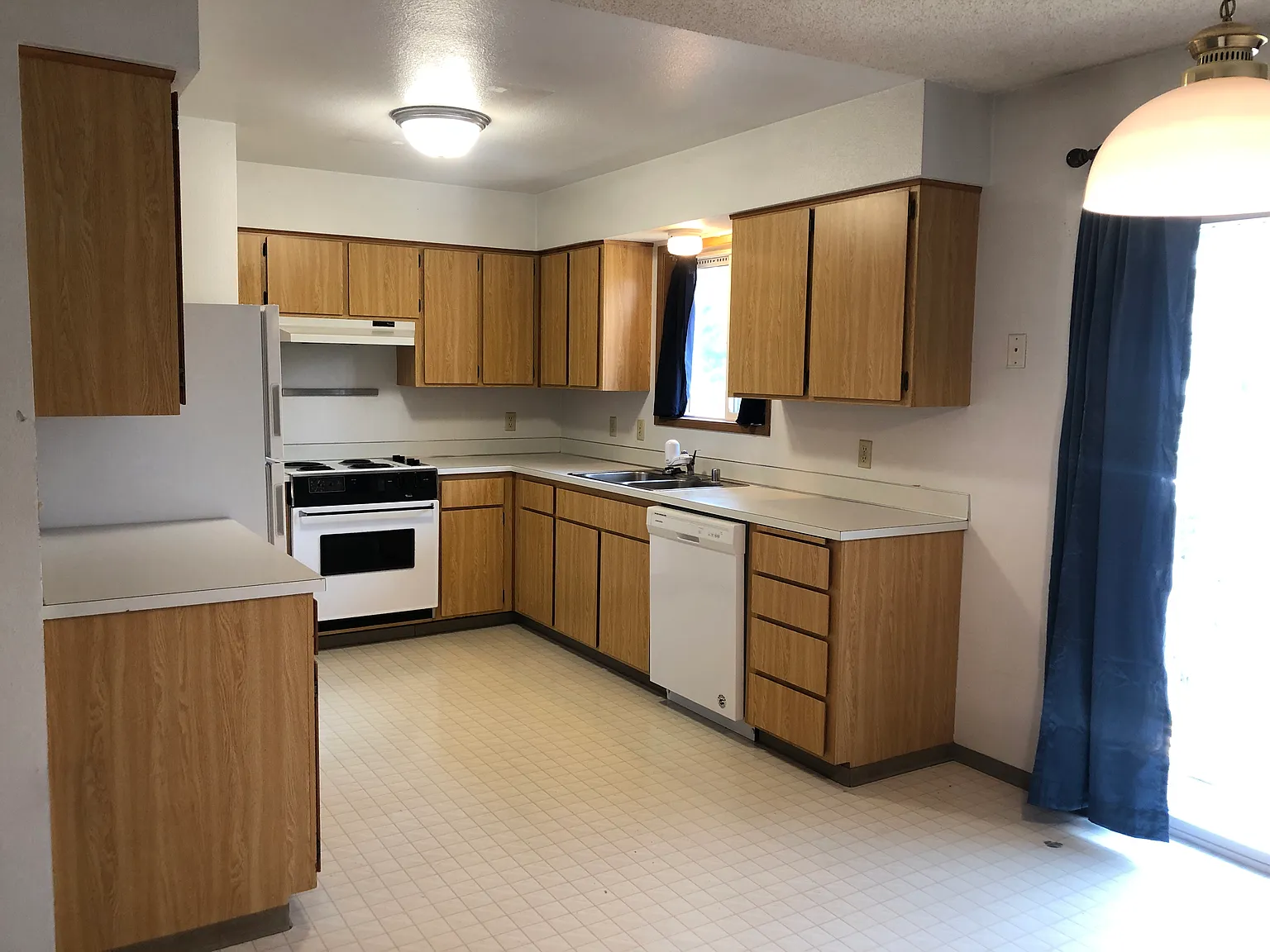 2 bed, 975 sqft, $1,350 — Photo 2