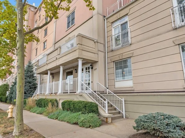 207 Shearwater Ct W APT 64, Jersey City, NJ 07305