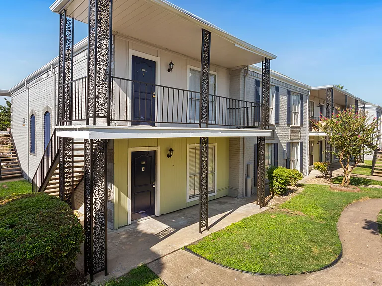 Town Park Apartments — Photo 8