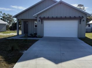 1700 Saint Georges Ct, Eastpoint, FL 32328