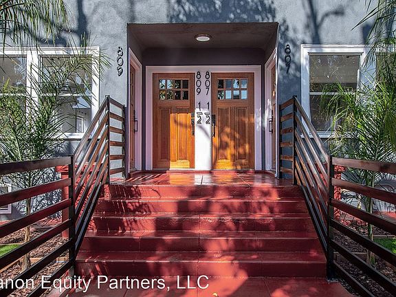 2nd image of 809 1/2 W 41st St #8260333