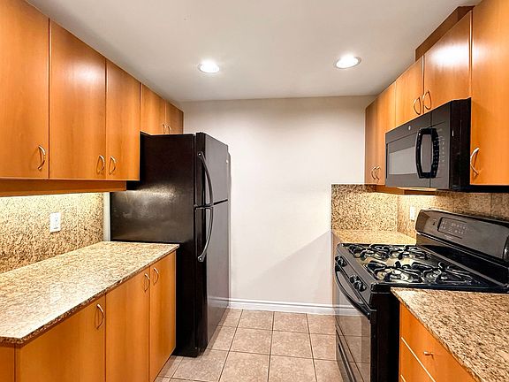 4th image of 300 W Beech St Unit 11