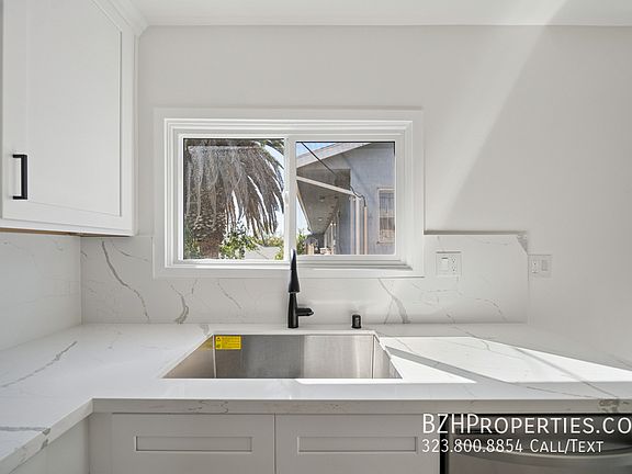 4th image of 1027 N Gardner St