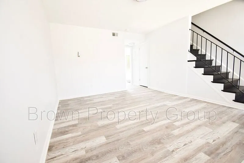 2 bed, 1.5 bath, 950 sqft, $950 — Photo 2